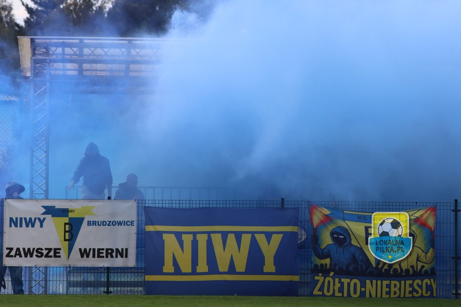 4 LO: W BRUDZOWICACH DYMIŁO NA TRYBUNACH, A NA ŁAWKACH ISKRZYŁO